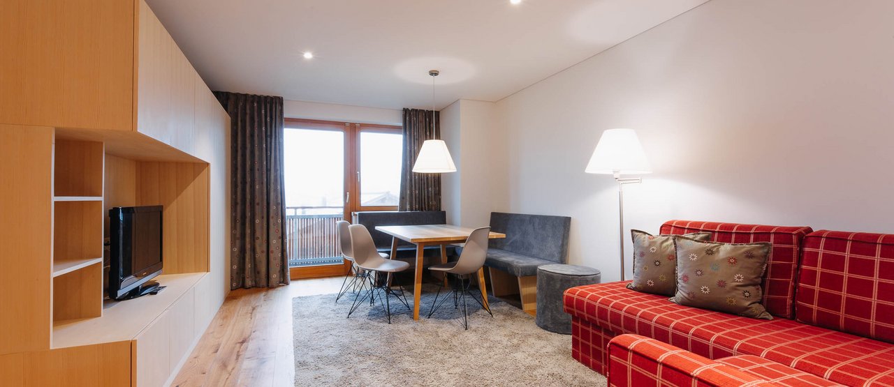 Ferienwohnung Braunarl Lech Offener Wohn- und Essbereich einer Ferienwohnung im Haus Braunarl.