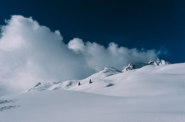 Skigebiet Lech Ausblick auf die unberührte schneebedeckte Landschaft.