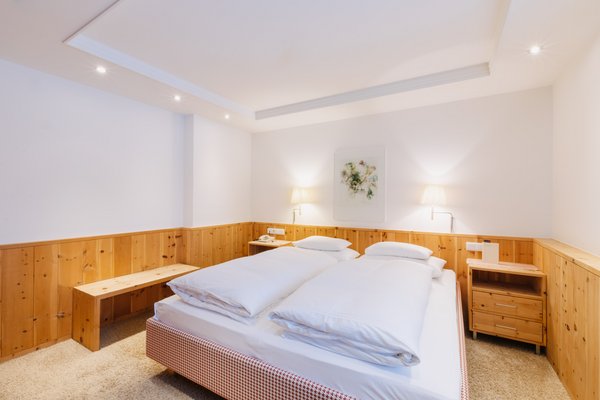 Schlafzimmer mit Bett in der Mitte, Junior Suite mit Balkon Das Schlafzimmer der Junior Suite mit Balkon mit Doppelbett in der Mitte