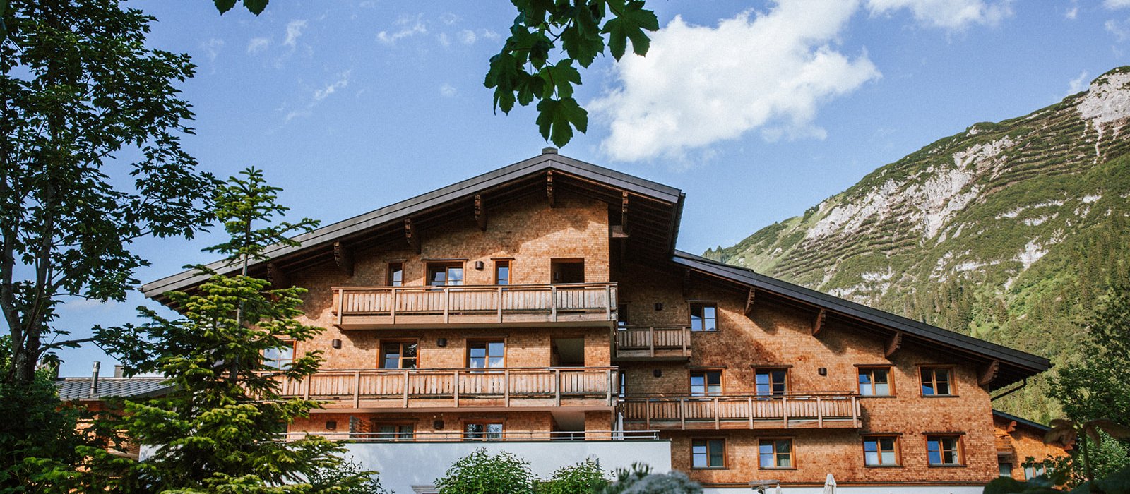 Außenansicht Hotel Aurora im Sommer