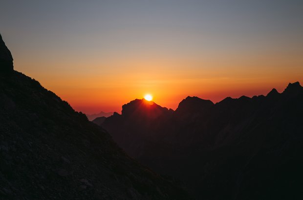 Sonnenuntergang in Lech Sonnenuntergang mit einem Bergpanorama.