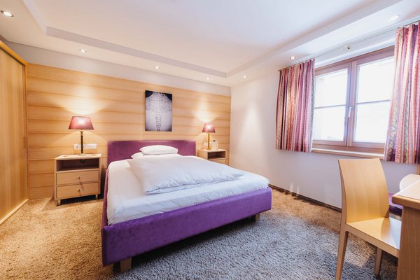 Hotelzimmer mit Doppelbett