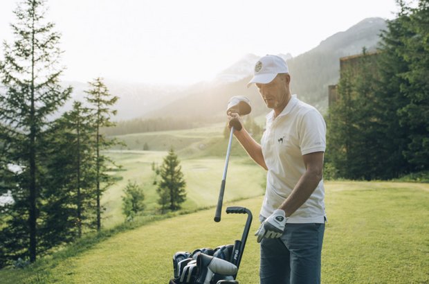 Golfen am Arlberg Golfer räumt seinen Golfschläger wieder in den Trolley