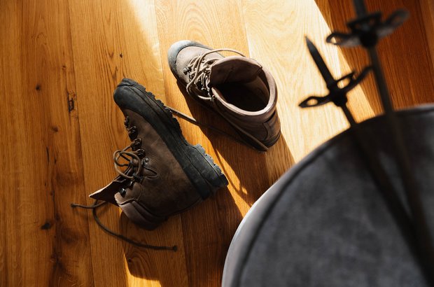 Braunarl Aktiv Wanderschuhe liegen am Holzboden