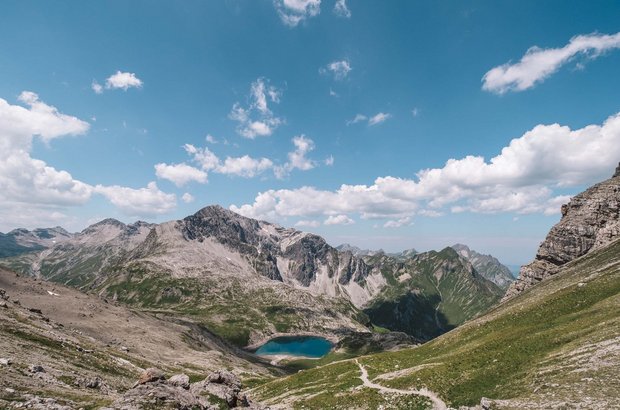 Butzensee in Lech Ausblick auf den Butzensee mit einer schroffen Berglandschaft im Hintergrund.