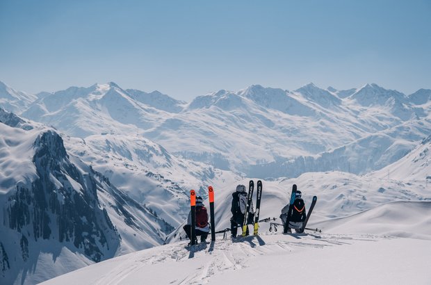 Lech Bergpanorama Skifahrer genießen die