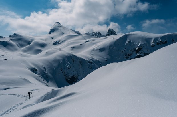Lech Winterlandschaft Wunderschönes schneebedecktes Bergpanorama