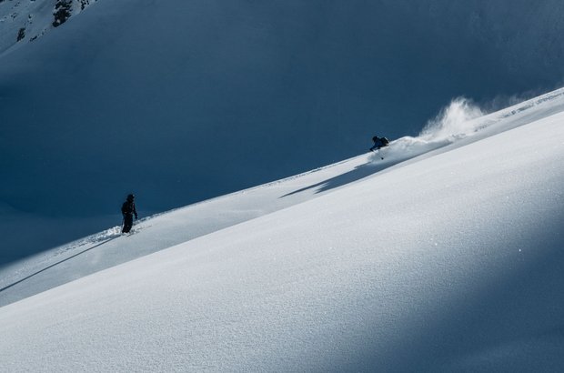 Skifahren in Lech Skifahrer fährt Freeride auf frischem Schnee.