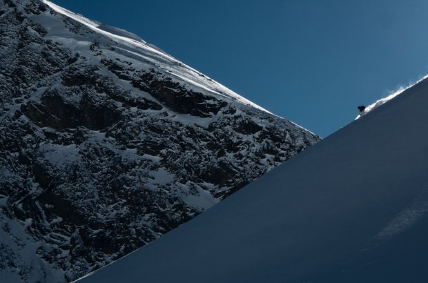 Skifahren in Lech Skifahrer fährt über die Piste.