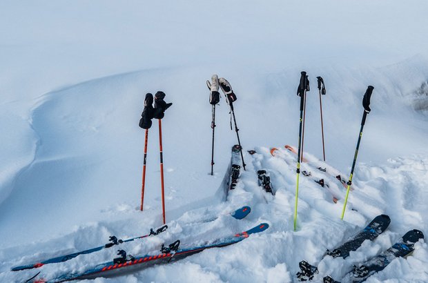 Braunarl_Skier Skier und Skistöcken im Schnee