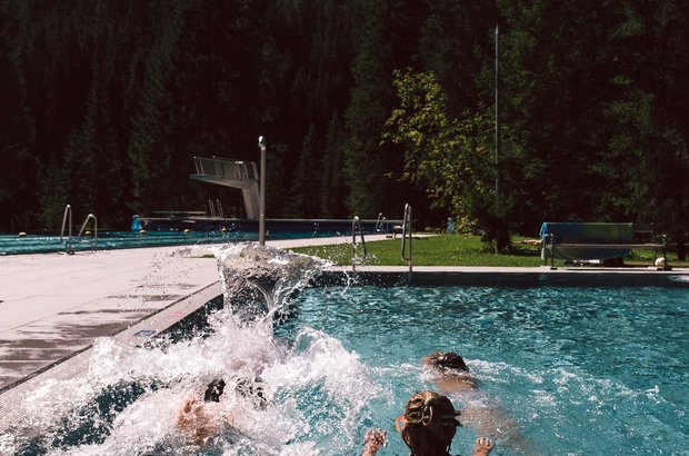 Waldschwimmbad Lech Kinder plantschen und spielen im Waldschwimmbad