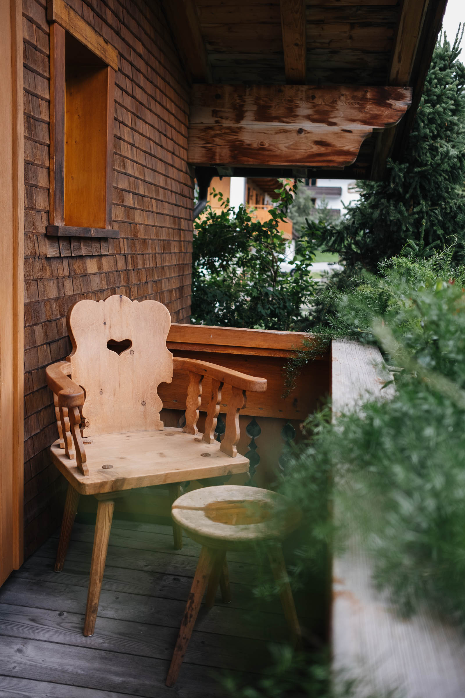 Holzstuhl auf einem Balkon.