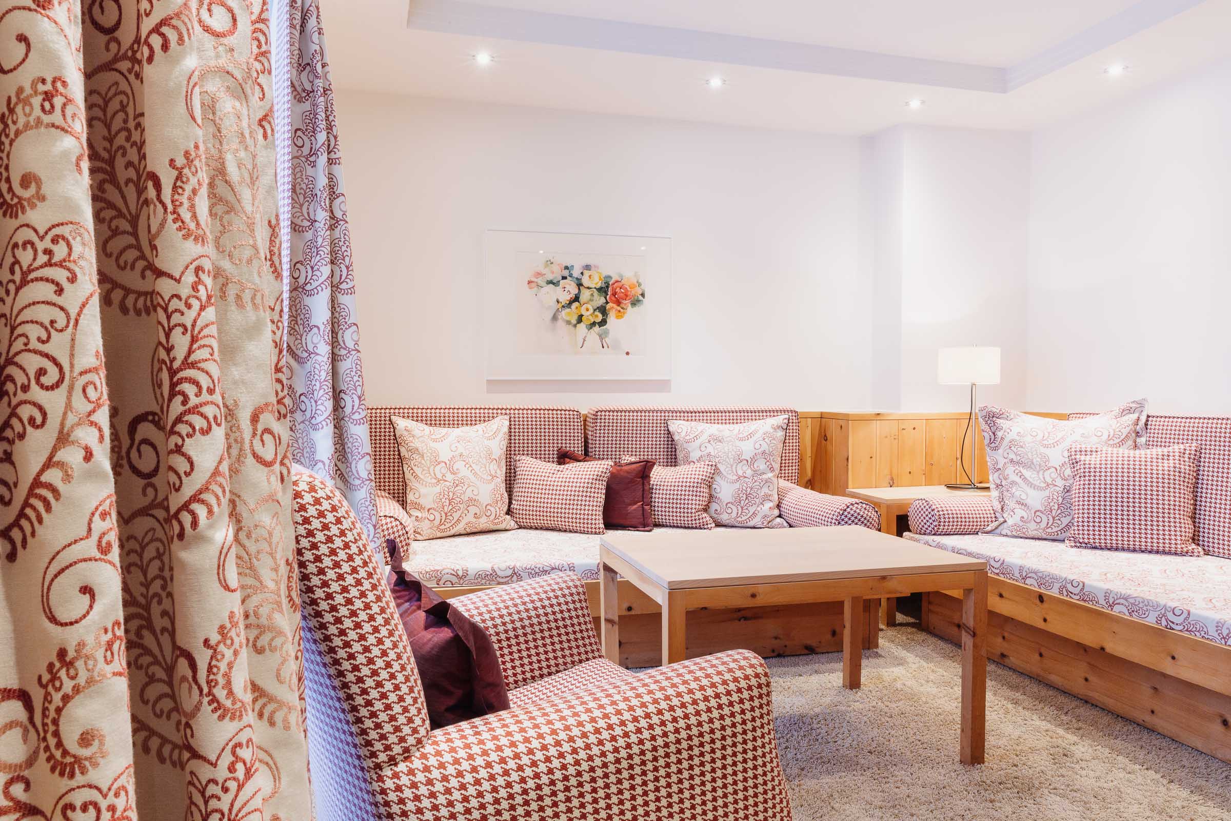 Der Wohnbereich der Junior Suite mit Balkon