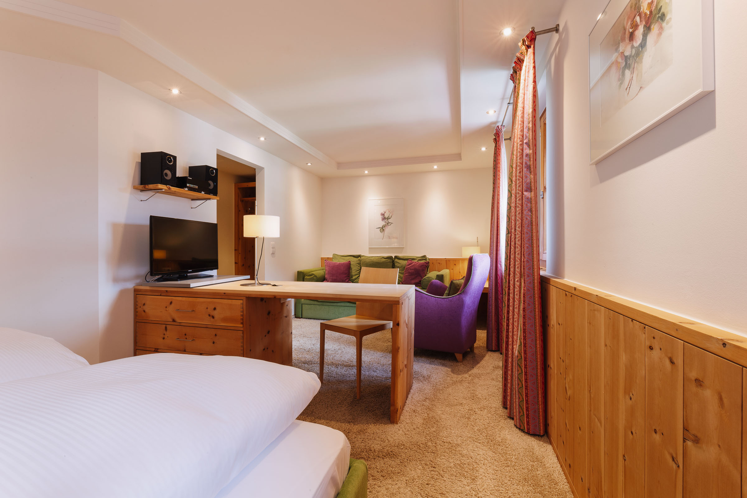 Eine Komfortdoppelzimmer-Ansicht mit Bett im Vordergrund