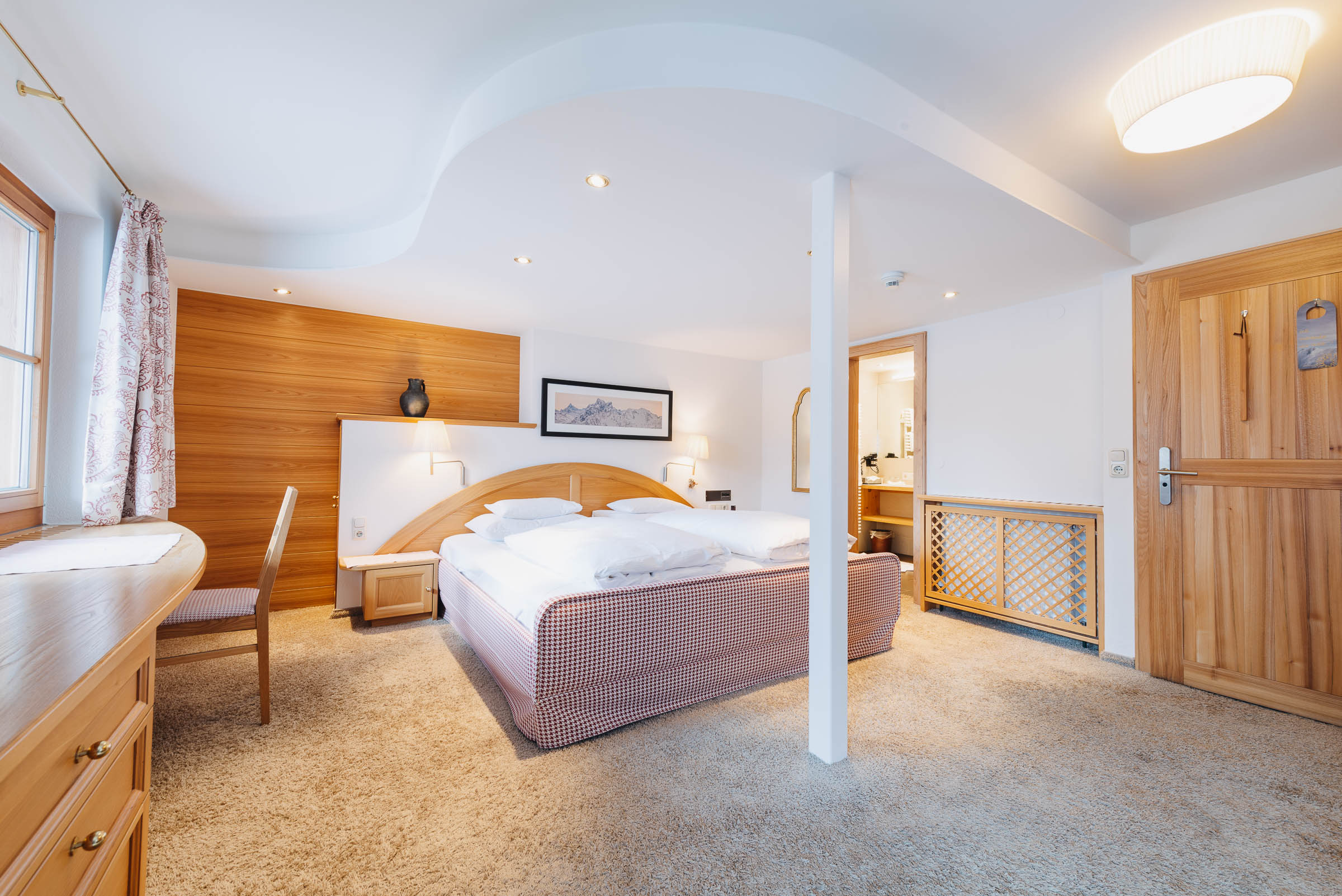 Das Schlafzimmer im Komfortdoppelzimmer mit Balkon