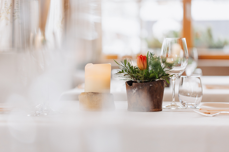 Restauranttisch mit Blumenschmuck