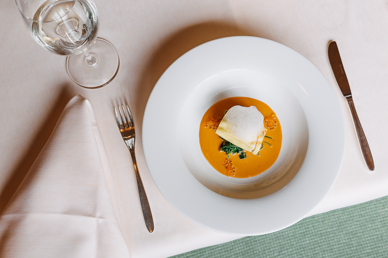Teller mit Suppe