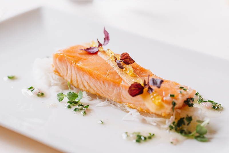 Lachsfilet mit Blumen garniert