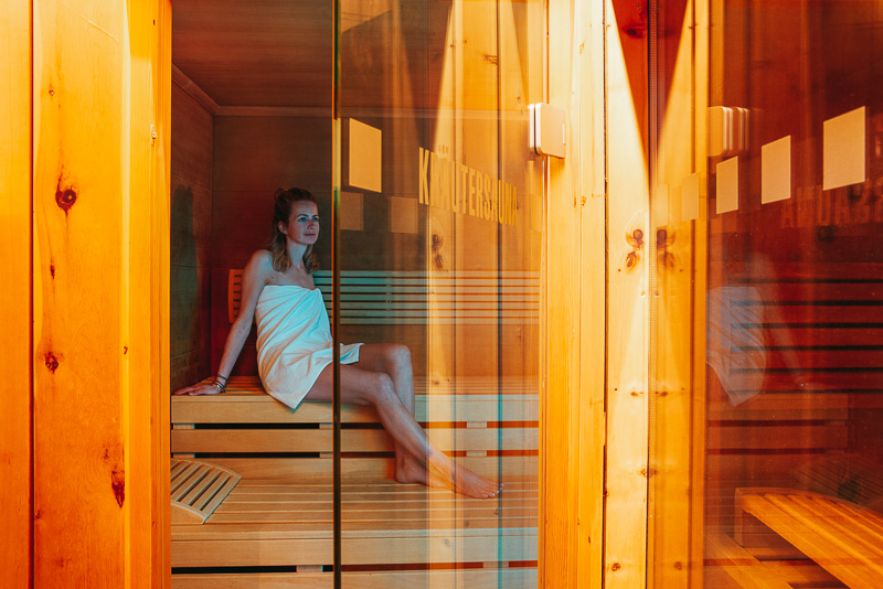 Frau in der Sauna