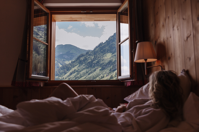 Frau im Hotelbett