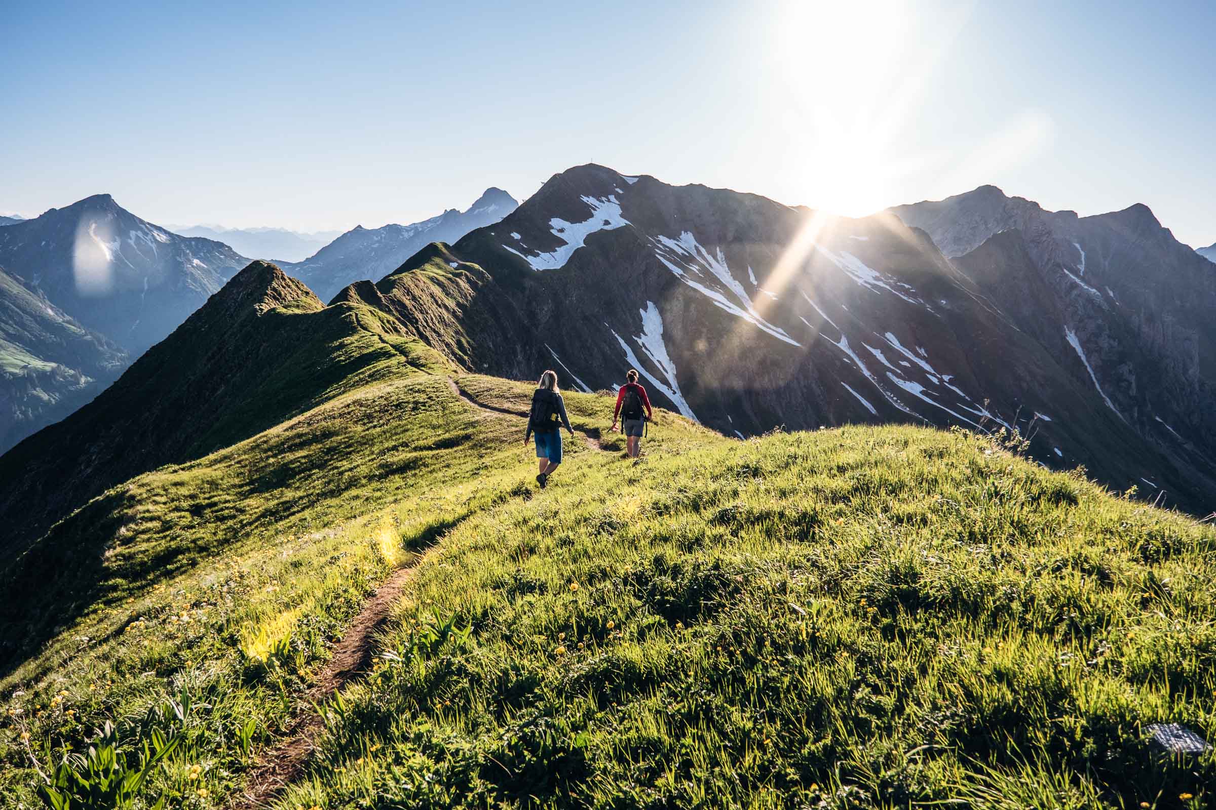 Wanderer vor Bergpanorama